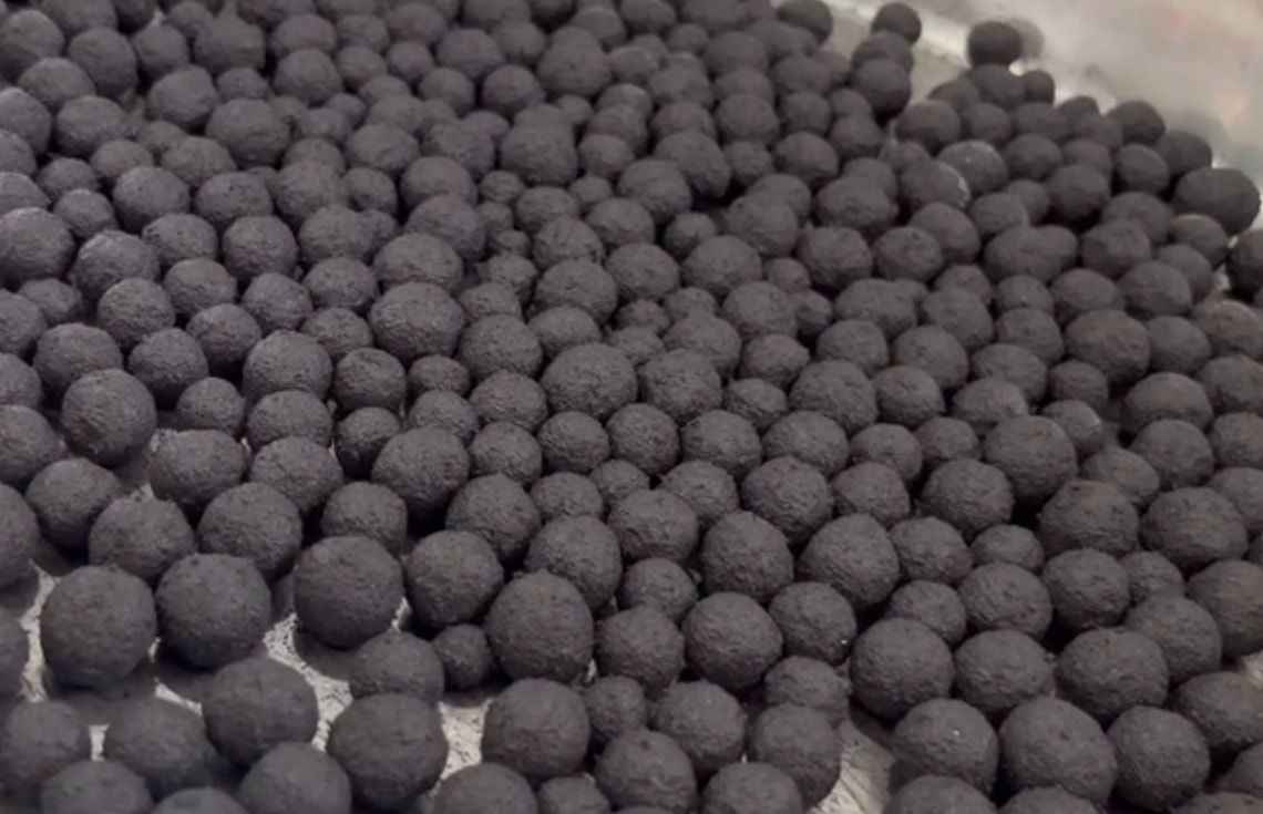 使用球團礦有機粘結劑對鋼鐵廠的生產效率有何影響？